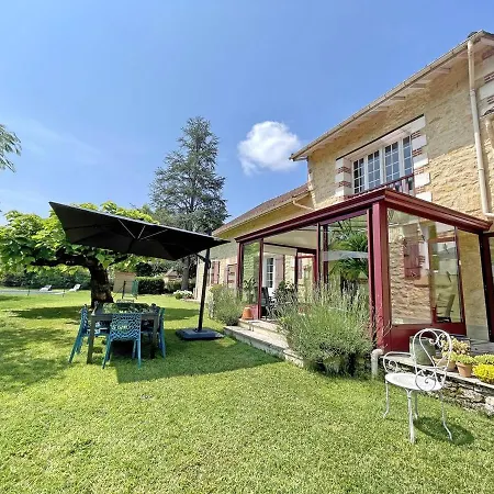 D'une Capacite De 8 Personnes, Ce Se Situe A Tremolat, Petit Village Idealement Place Aux Portes Du Perigord Noir ! Trémolat
