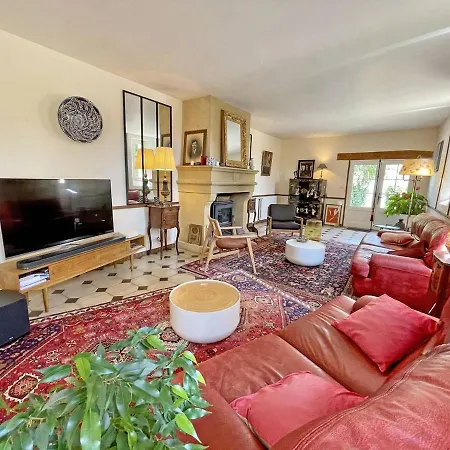 D'une Capacite De 8 Personnes, Ce Se Situe A Tremolat, Petit Village Idealement Place Aux Portes Du Perigord Noir ! *