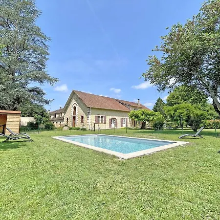 D'une Capacite De 8 Personnes, Ce Se Situe A Tremolat, Petit Village Idealement Place Aux Portes Du Perigord Noir ! Trémolat
