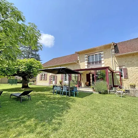D'une Capacite De 8 Personnes, Ce Se Situe A Tremolat, Petit Village Idealement Place Aux Portes Du Perigord Noir ! * Trémolat